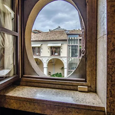 Suites Palazzo Garbarini * Πάρμα